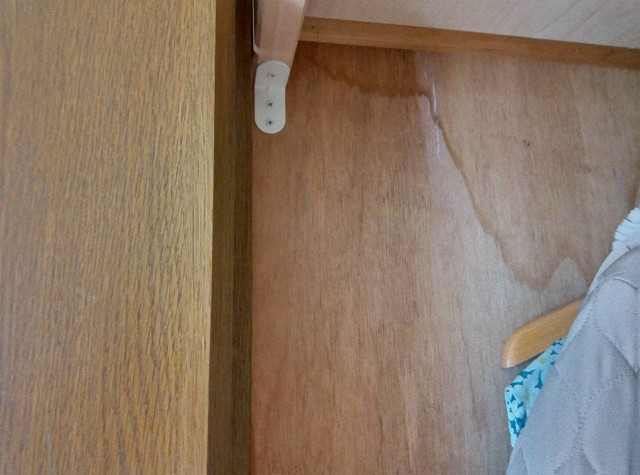 クローゼット　雨染み